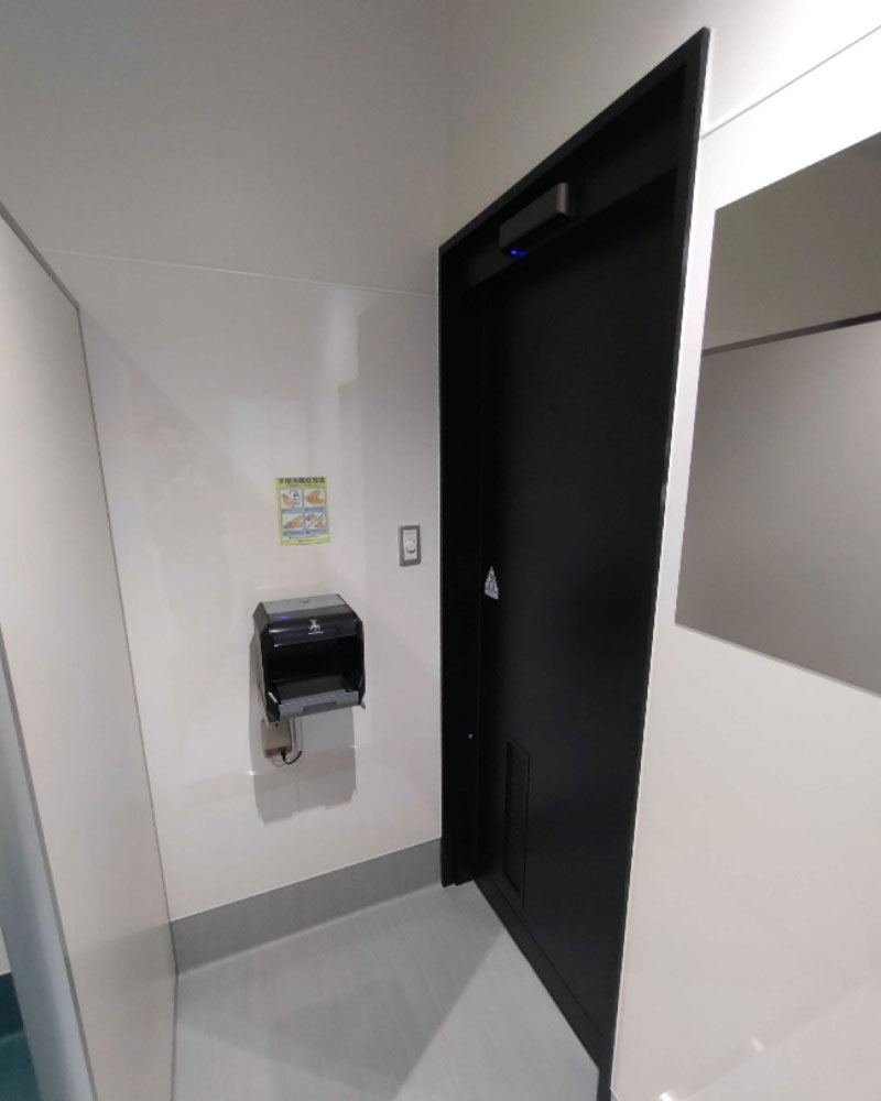 トイレ内部にもアルコール消毒を設置